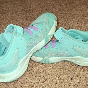 Girl's Basketball shoes